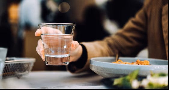4 tips para comer saludable fuera de casa