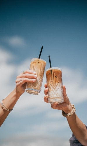 Una imagen de dos Iced Coffee hecho con NESCAFÉ Ice