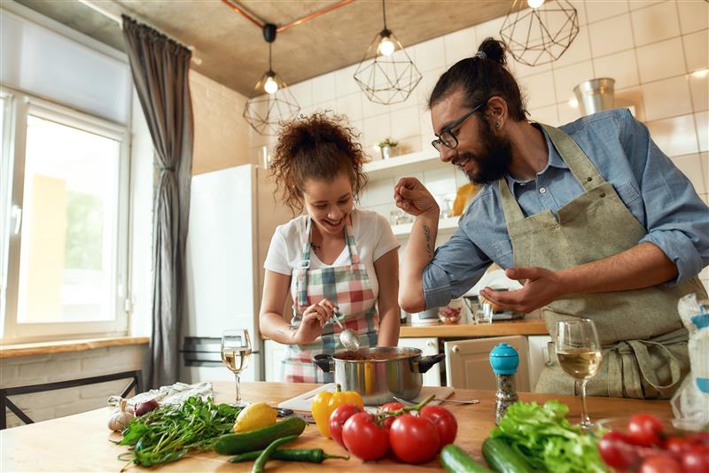 Pareja cocinando para una  noche reconfortante con MAGGI