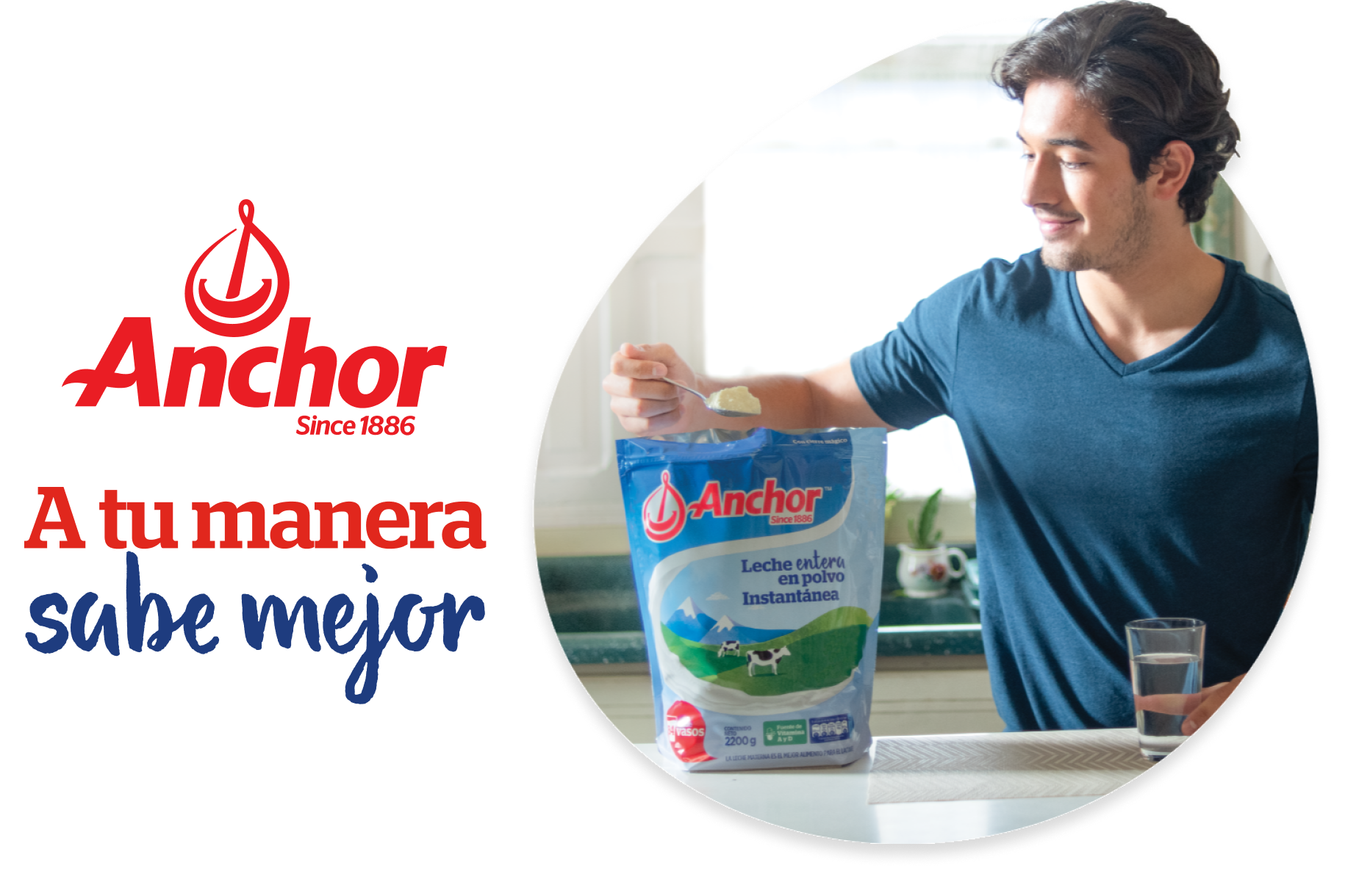 Persona tomando leche en polvo NESTLÉ® Anchor