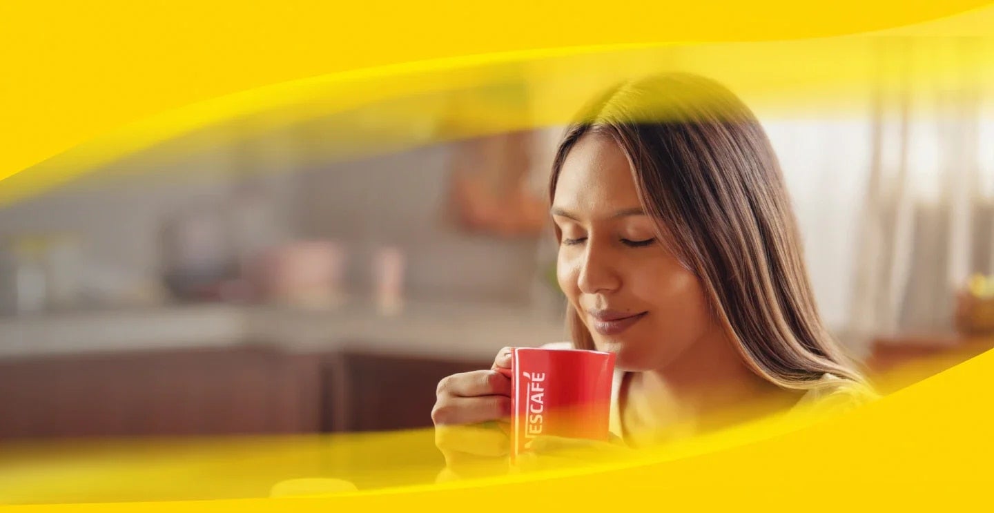 Banner chica tomando café en taza Nescafé®