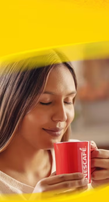 Banner chica tomando café en taza Nescafé®